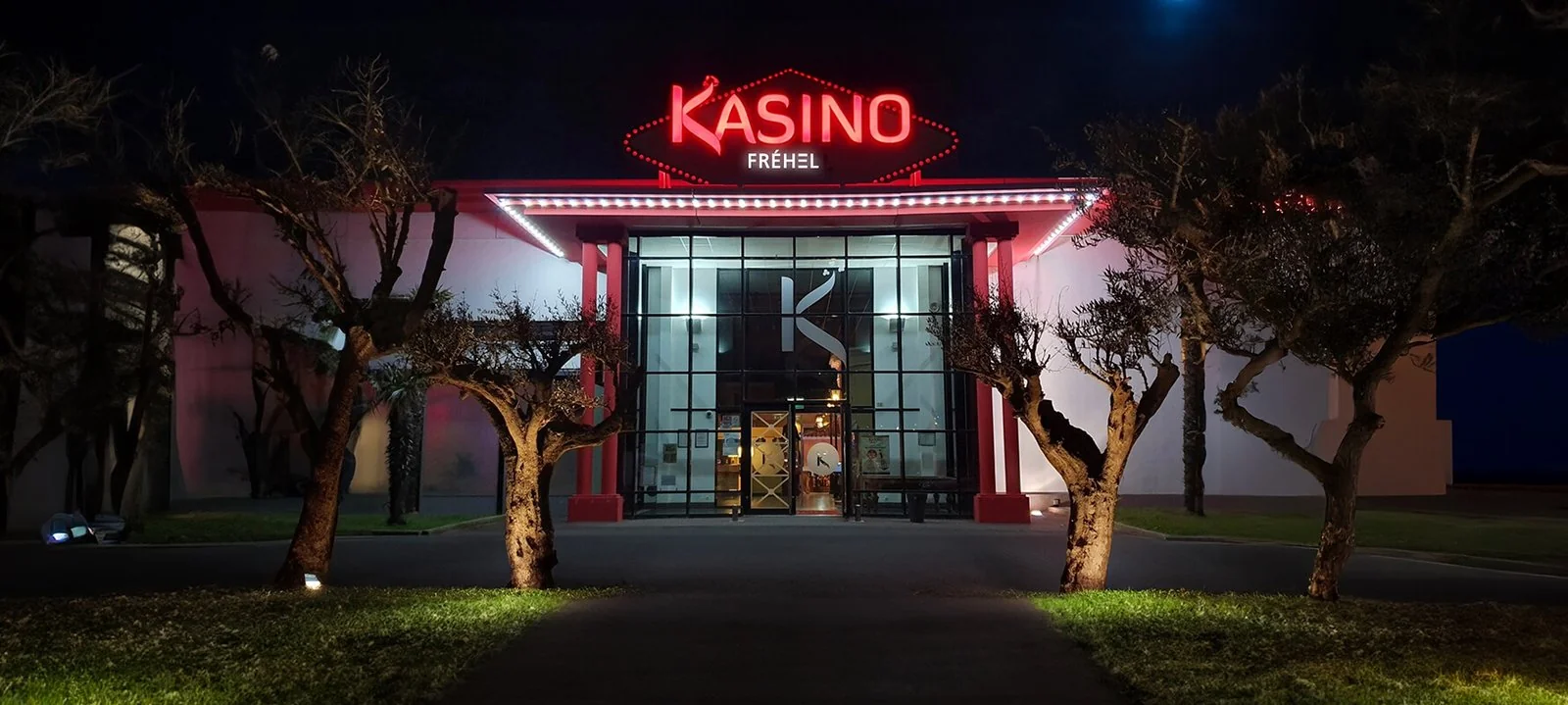 Façade extérieure du Kasino de Fréhel, groupe Kasinos Bretagne, face à la plage des Sables-d'Or-les-Pins